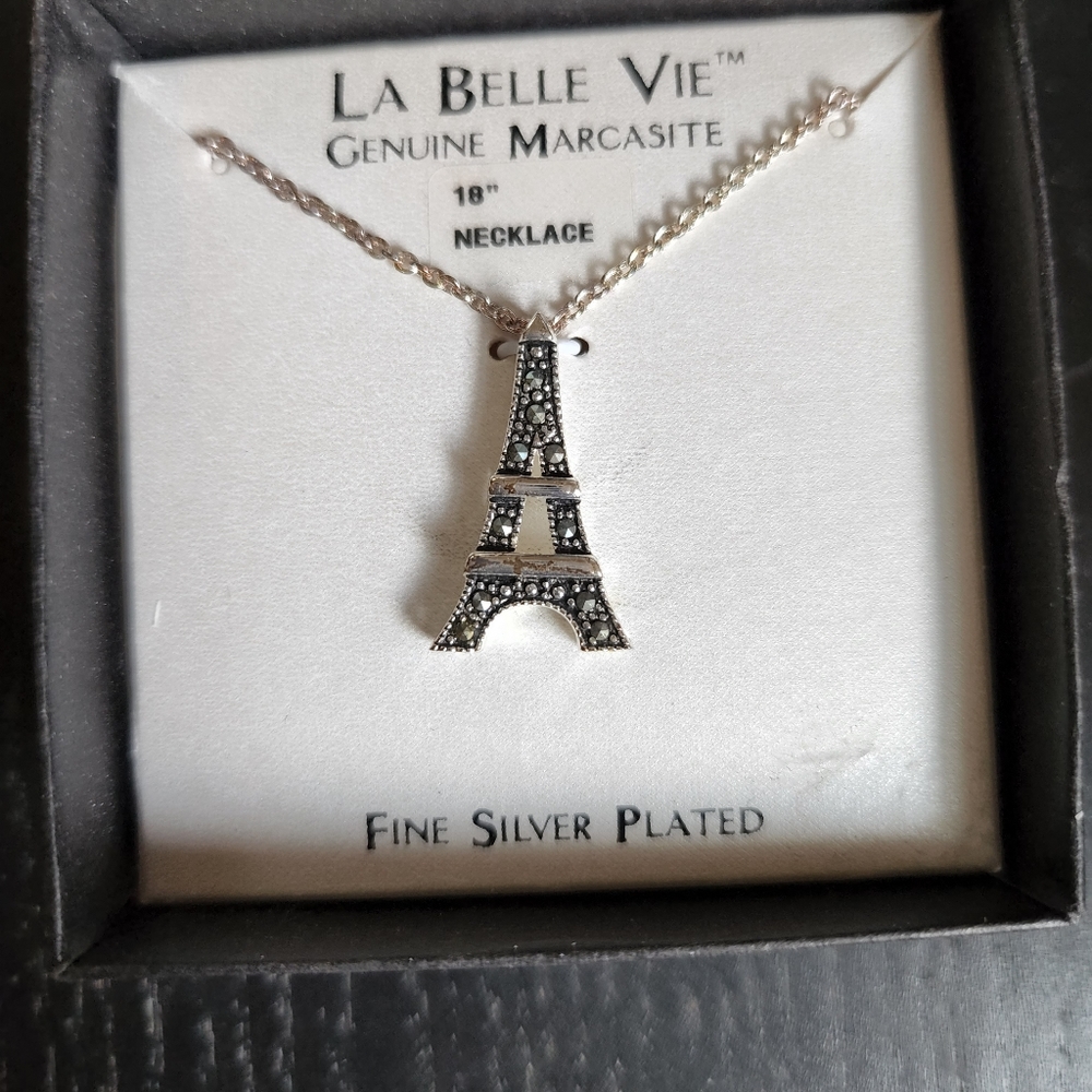 Eifell tower necklace